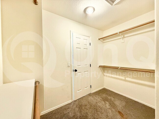 Building Photo - 3913 S Crosscreek Dr