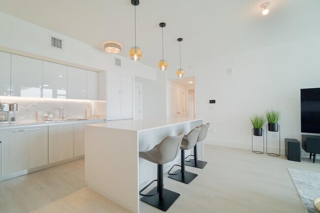 Building Photo - 111 SE 1st Ave