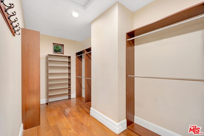 Building Photo - 1101 S Gretna Green Way