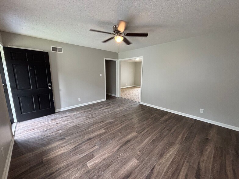 Building Photo - Welcome to this charming 3-bedroom, 1.5-ba...