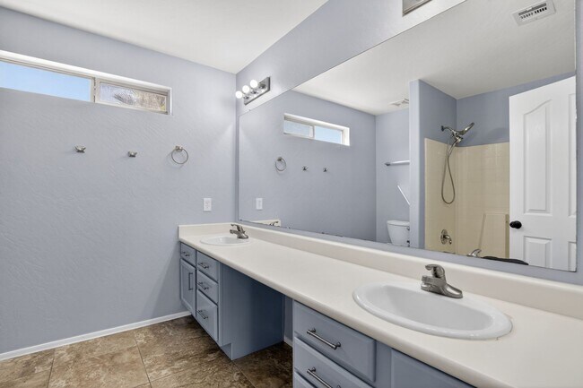 Building Photo - Gilbert Living with Private Pool