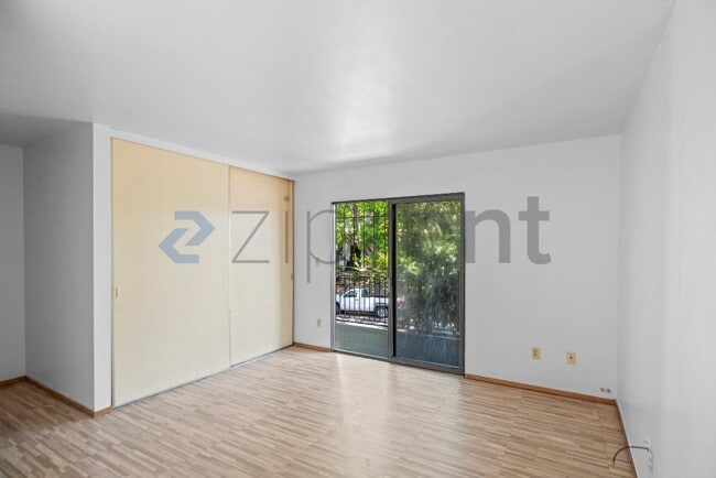Building Photo - 321 Athol Ave