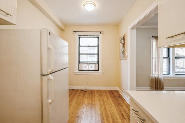 Building Photo - 2326 N Lincoln Park W