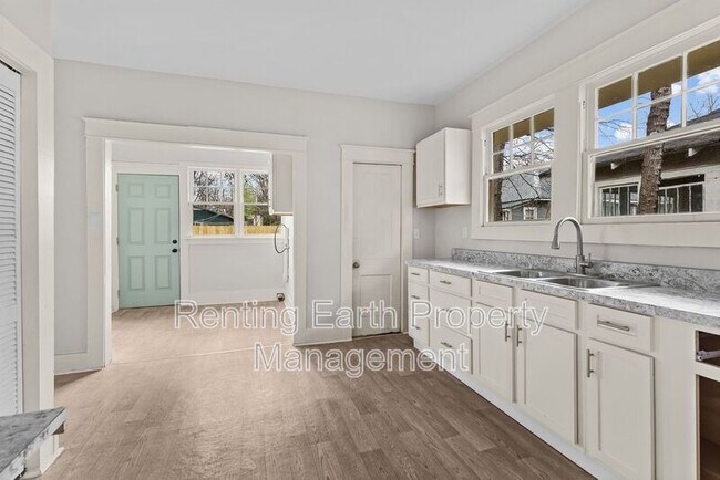 Building Photo - 1233 Fulton Ave SW