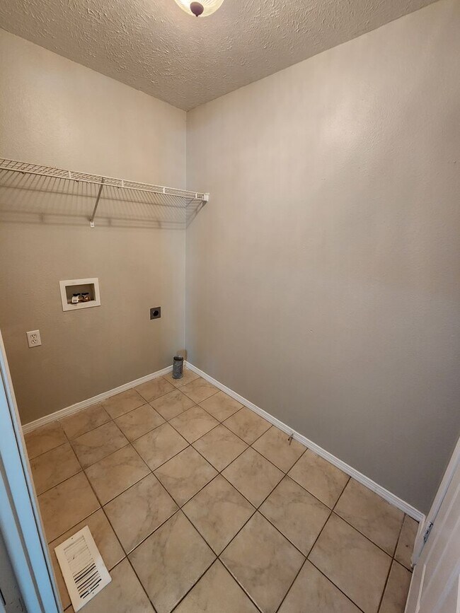 Building Photo - Spacious 3-Bedroom, 2-Bathroom Home AVAILABLE NOW!!