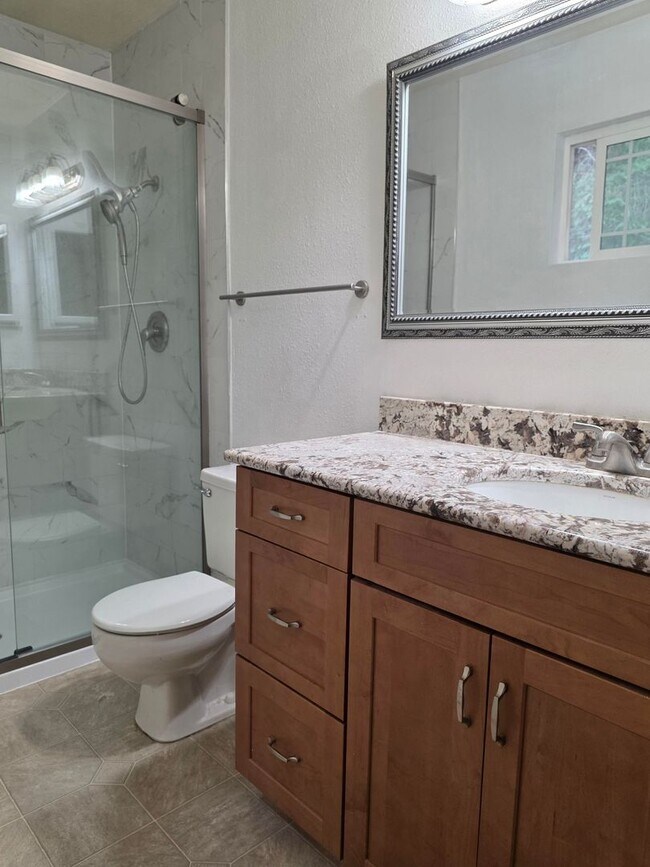 Building Photo - 4 Bedroom Home In Convenient Poulsbo Locat...