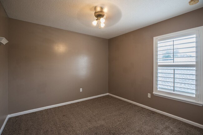 Building Photo - Beautiful 2 story home with fireplace