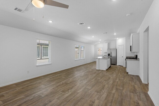 Building Photo - 3038 Lake Crest Dr
