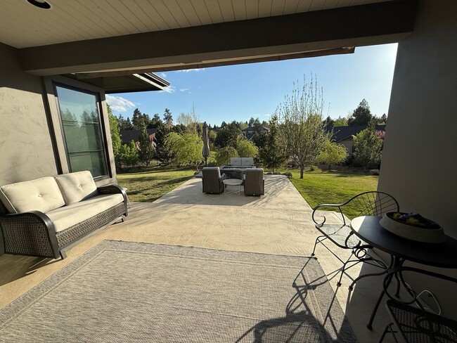 Building Photo - Beautiful and Spacious 3 Bed/2.5 Bath Home on 0.46 Acre Lot in SE Bend