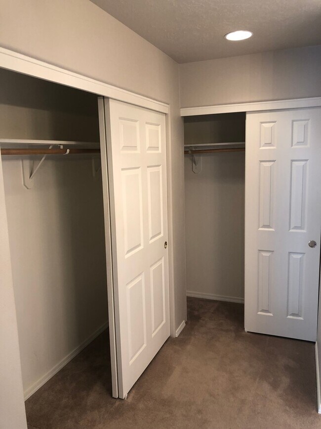 Building Photo - Larger Three Bedroom Home in Keizer
