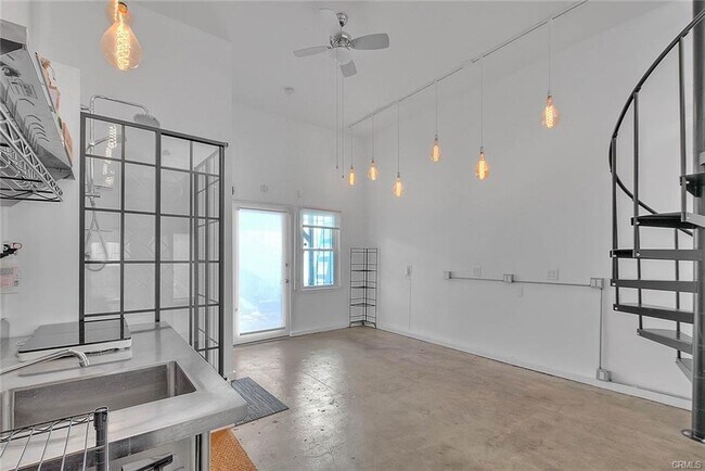 Building Photo - 1135 N La Brea Ave