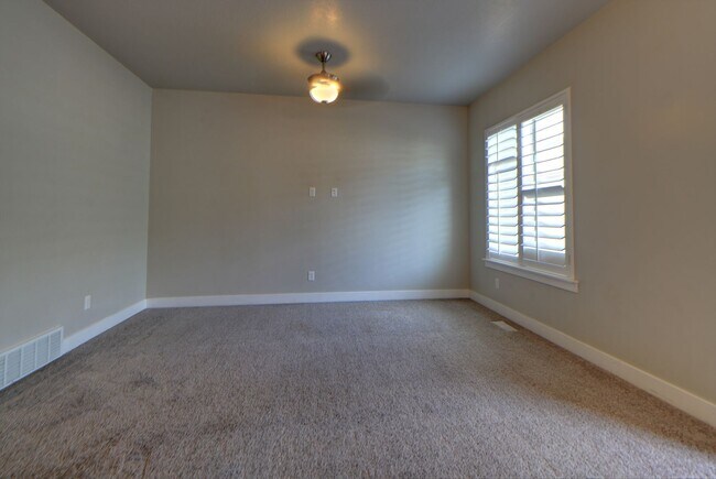 Building Photo - Pet friendly Herriman Townhome