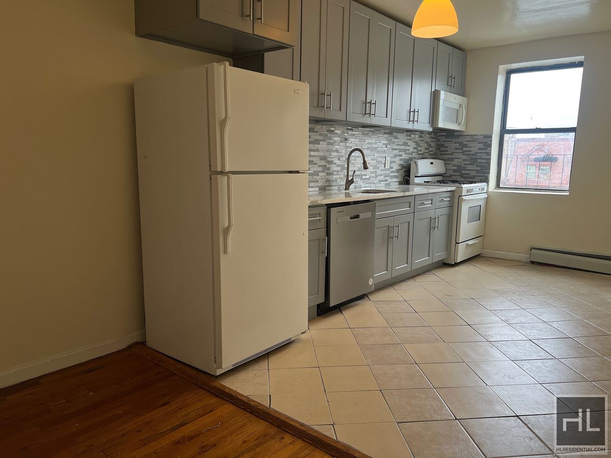 Building Photo - 4BR 1BA Historic Mixed Use Loft w/ Massive...