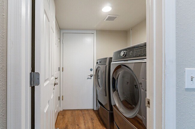Building Photo - Charming 4-Bedroom Home with Luxurious Poo...