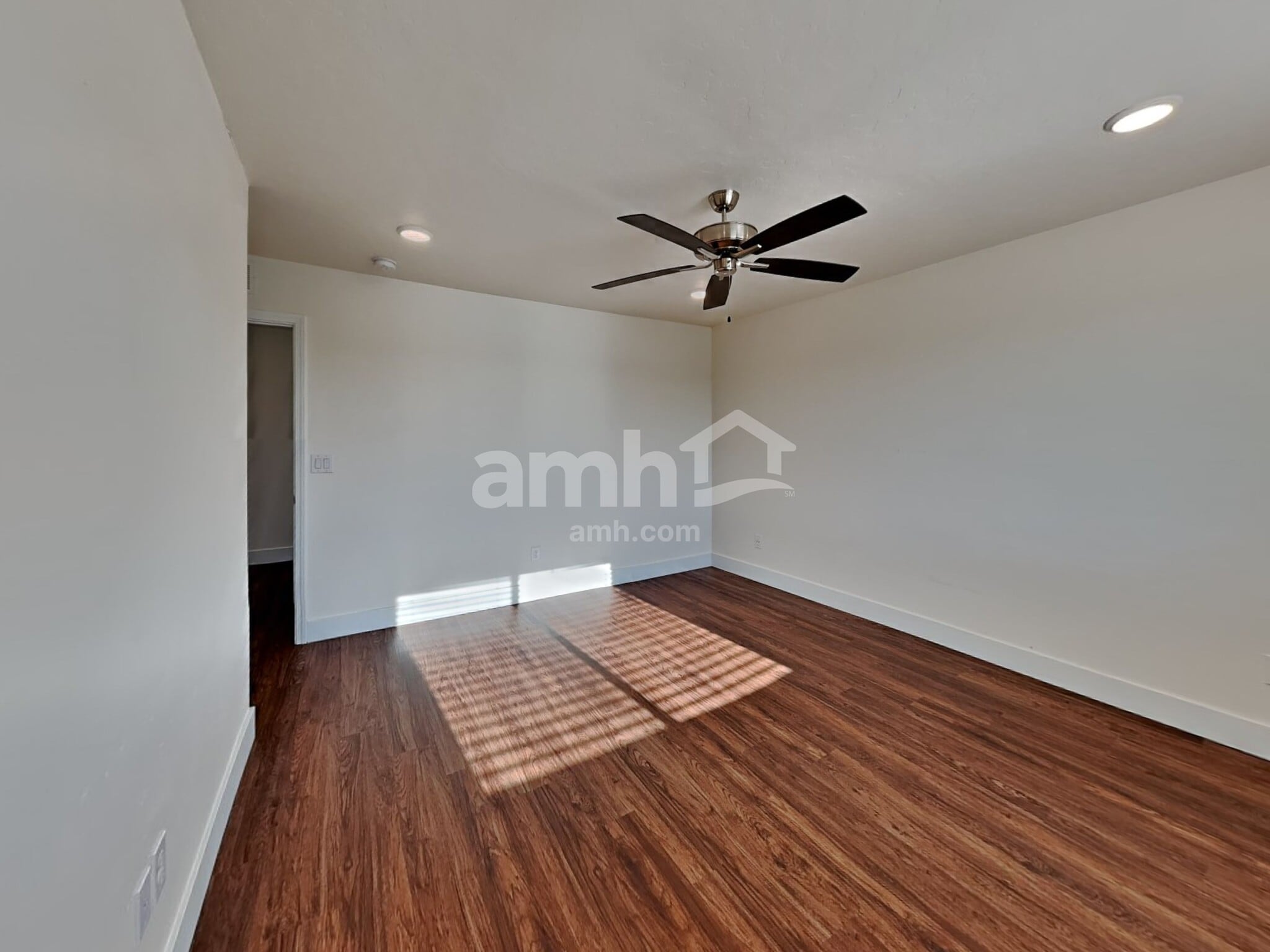 Building Photo - 1029 N Barkvine Ave