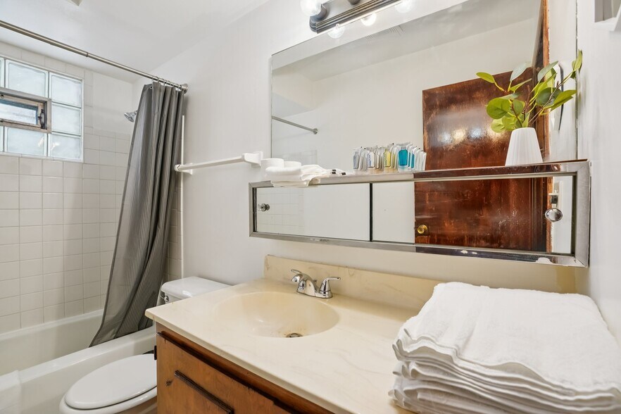 Building Photo - 10783 W Appleton Ave