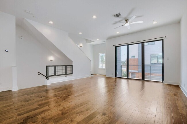 Building Photo - 1606 N Hackberry St