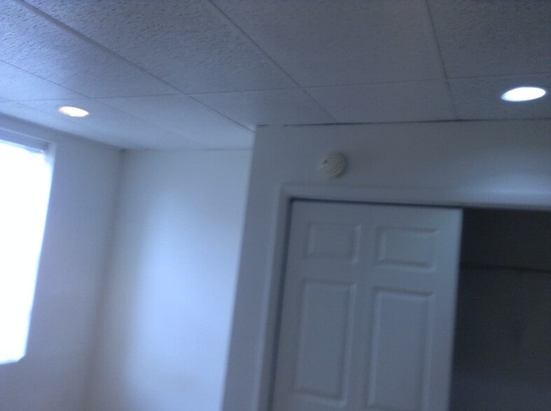 bed room - 1016 S Charles St