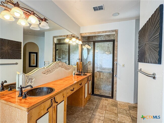 Building Photo - 2000 Village Oak