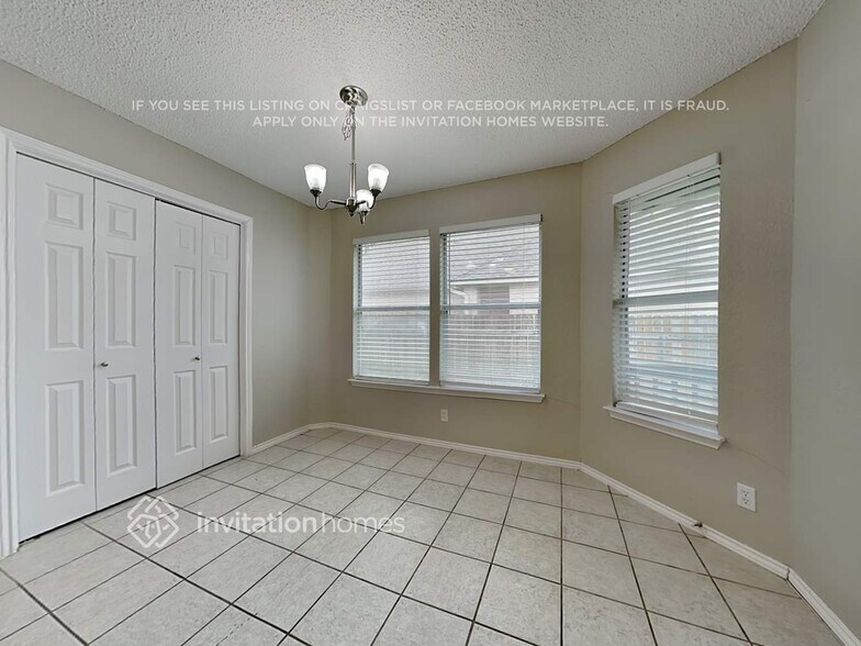 Building Photo - 1001 Apache Oaks Dr