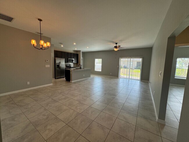 Building Photo - 3 Bed + Den with 2 Baths & 2 Car Garage