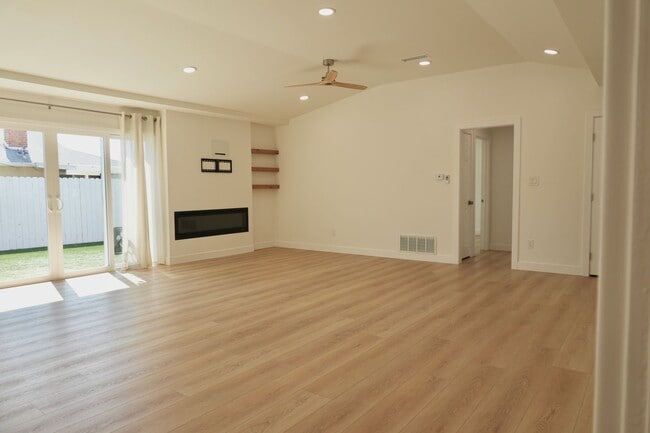 Building Photo - Beautifully Renovated 3B/2BA Home in La Ha...