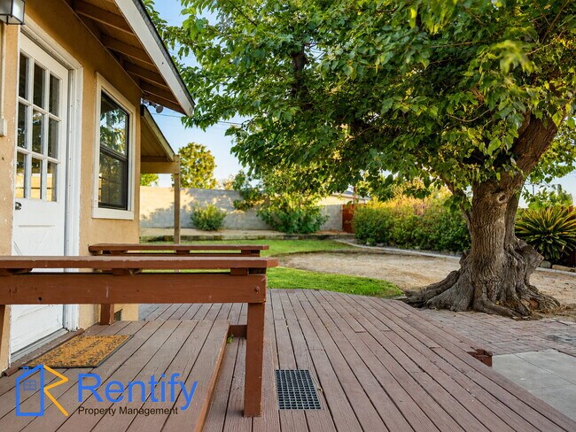 Building Photo - Charming 3bed/2bath Rustic Mid-Century Home