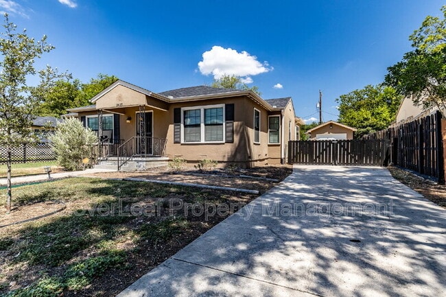 Building Photo - 2423 W Huisache Ave