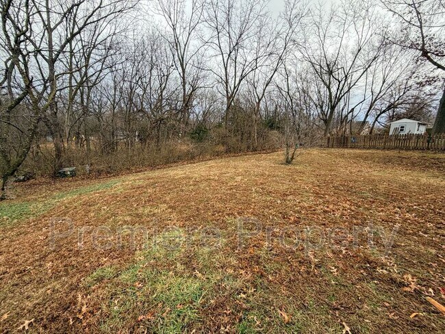 Building Photo - 1011 SW Lorman Dr