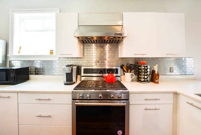 Building Photo - Fully Furnished Home in Downtown Charleston