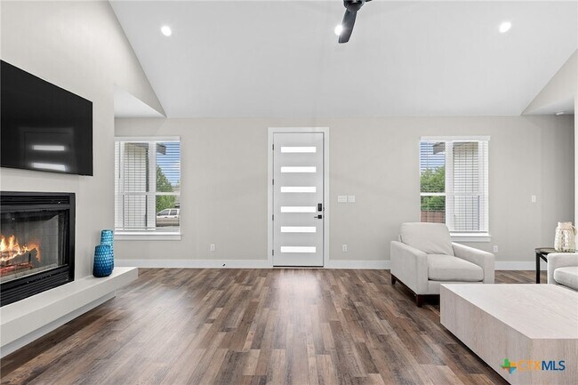 Building Photo - 2204 Magnolia Dr