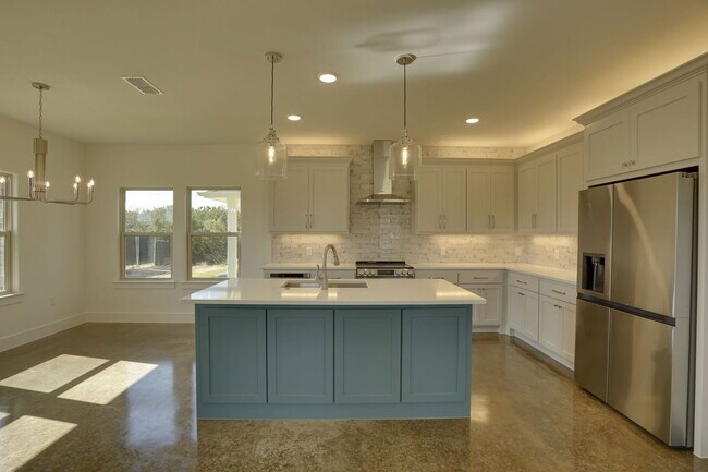 Building Photo - 300 Red Bird Dr