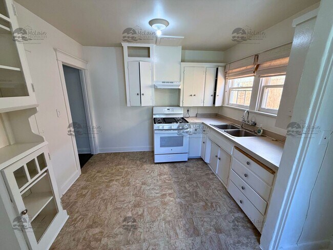 Building Photo - 304 N Rios Ave