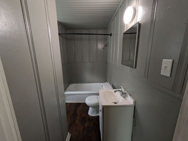 Building Photo - 975 Center St