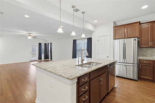 Building Photo - 13401 Henneman Dr