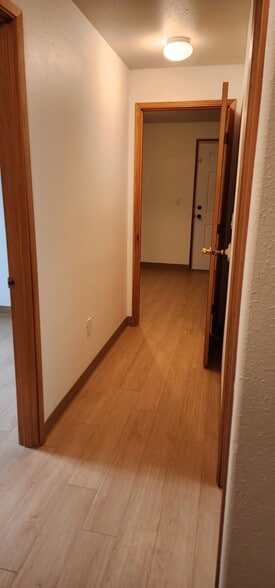 Building Photo - 1008 SE Sherrett St