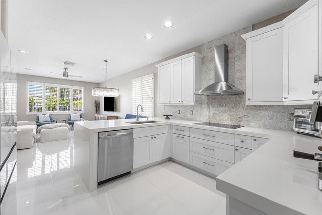 Building Photo - 121 Palm Cir