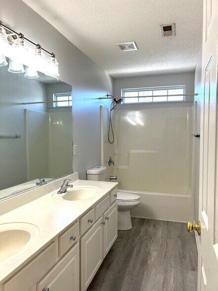 Hall bath - 4505 Garden Club St
