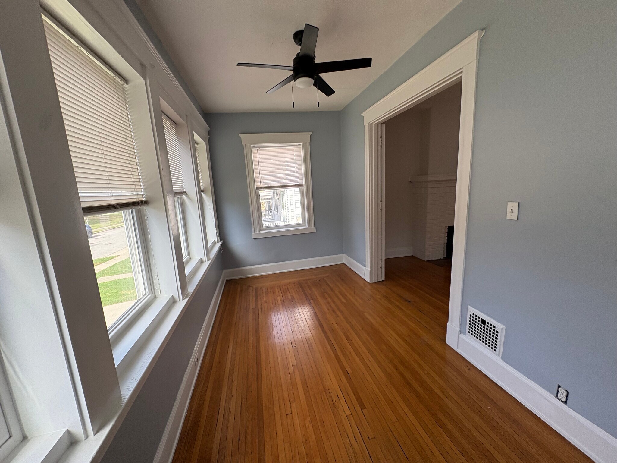 Four season room - 3710 Hyde Park Ave