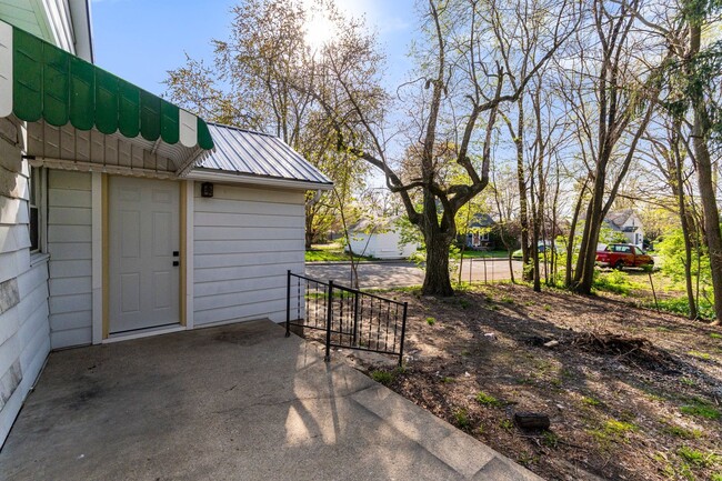 Building Photo - New Listing! 2 bed 1 bath