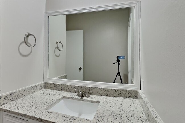 Building Photo - 2127 Jamara Ln