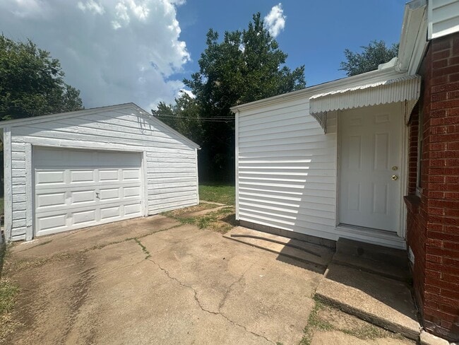 Building Photo - 2 Bed, 1 Bath, 1 Car Garage