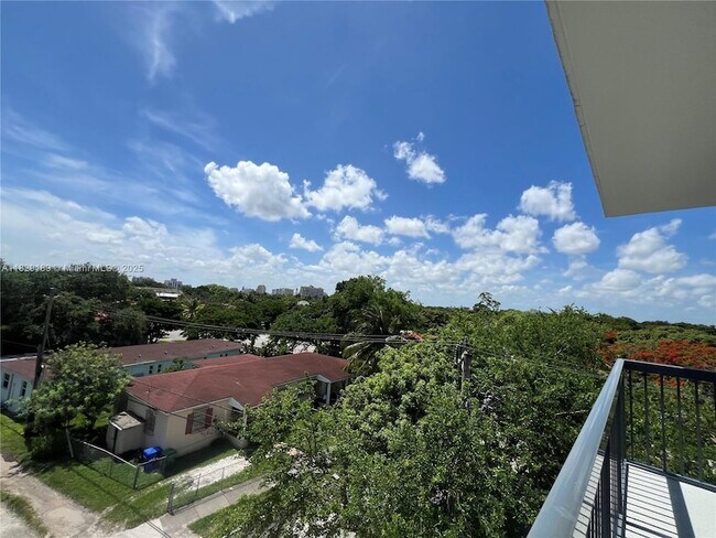 Building Photo - 2285 SW 27th St