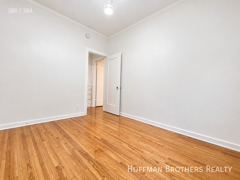 Building Photo - 329 S Doheny Dr