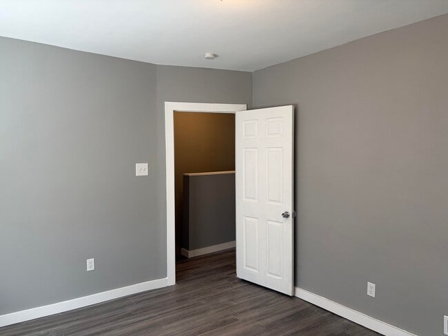 Building Photo - Newly Renovated 2 Story Townhouse in Garde...