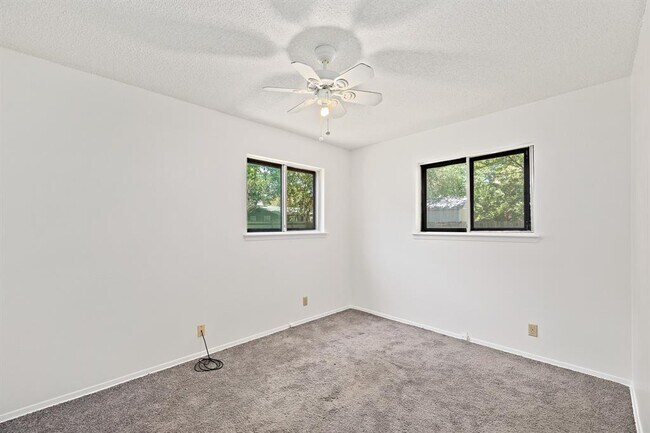 Building Photo - 806 Easy Day Cove