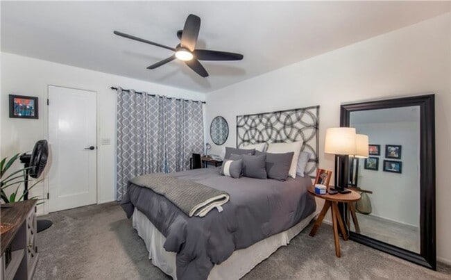 Building Photo - CLEAN & QUIET 2 BED 1 BATH CONDO