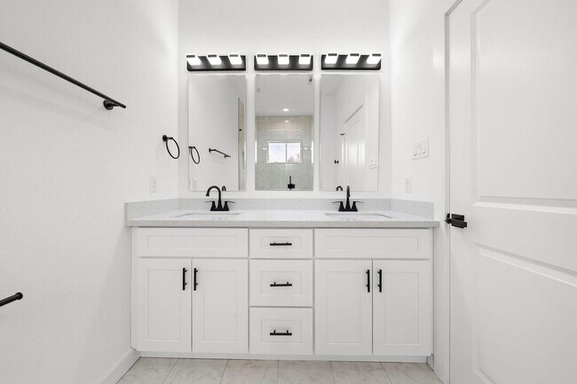 Building Photo - For Lease | 3 Bed, 3 Bath | 1,515 Sq Ft | ...