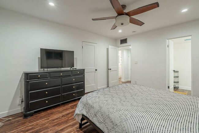 Building Photo - Fully Furnished 3 Bed 2 Bath & Garage in N...