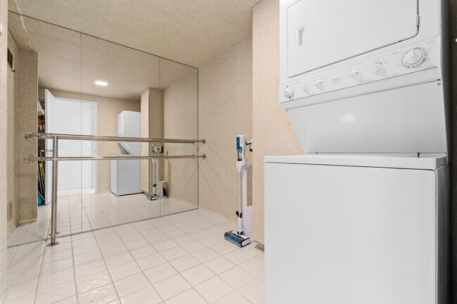 Building Photo - 900 Island Dr